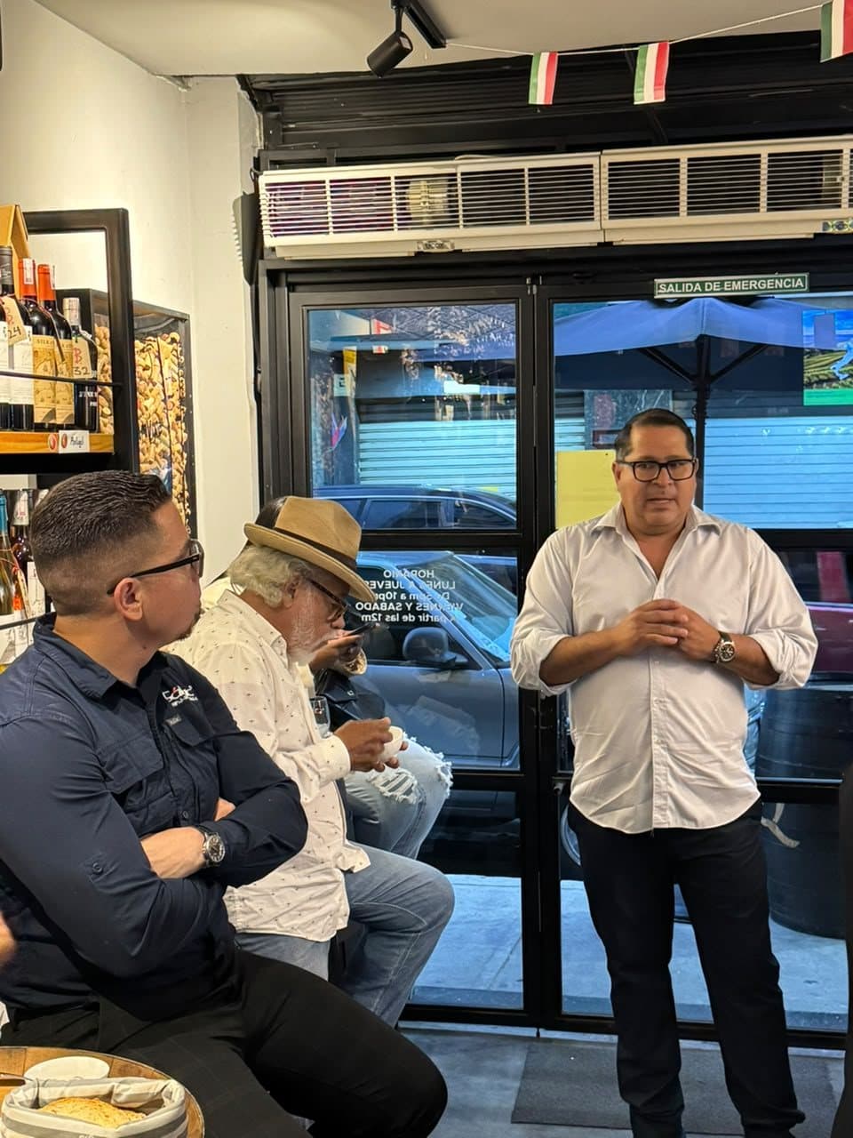 Sommelier presentando la cata «Contrastes de Italia» a los invitados